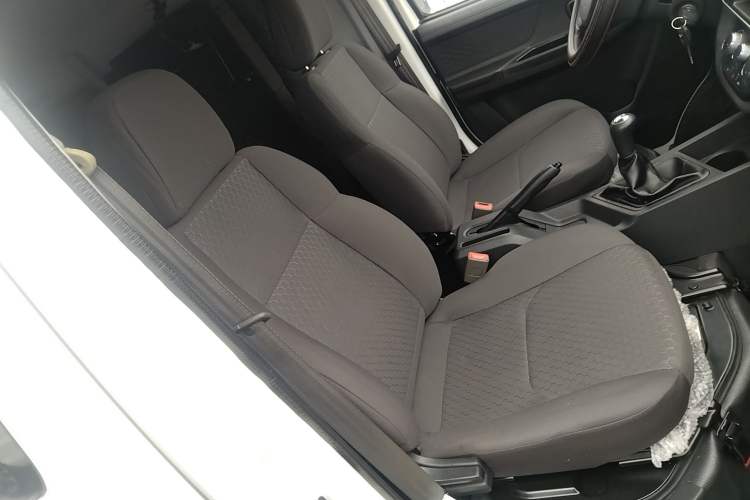 Used CHANGAN KAICHENG Ruixing M60 2023 1.5L GDI Comfort-Class Passenger Vehicle 6/7 Seats Right Front Seat