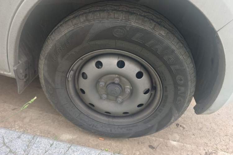 Used CHANGAN KAICHENG Ruixing M60 2023 1.6L CNG Comfort-Grade 6-Seater Passenger Vehicle Right Front Wheel Hub