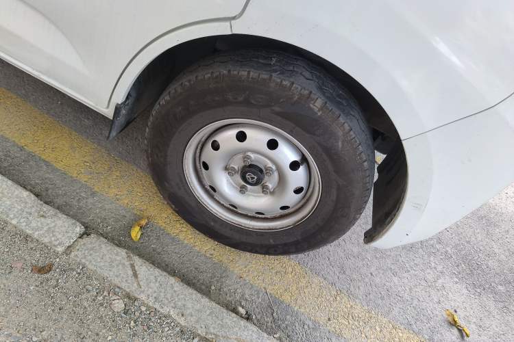 Used CHANGAN KAICHENG Ruixing M60 2023 1.6L CNG Comfort-Grade 6-Seater Passenger Vehicle Right Front Wheel Hub