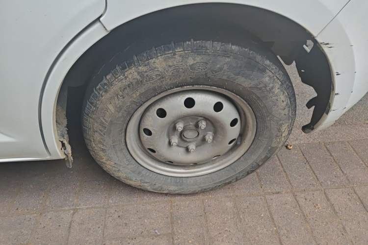 Used CHANGAN KAICHENG Ruixing M60 2023 1.5L GDI Comfort-Class Passenger Vehicle 6/7 Seats Right Front Wheel Hub