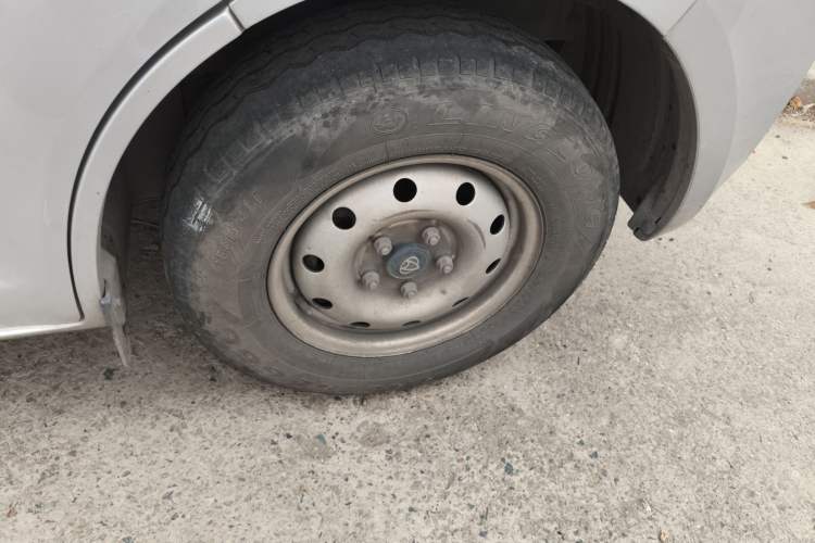 Used CHANGAN KAICHENG Ruixing M60 2023 1.6L CNG Comfort-Grade 6-Seater Passenger Vehicle Right Front Wheel Hub