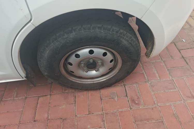 Used CHANGAN KAICHENG Ruixing M60 2023 1.5L GDI Comfort-Class Passenger Vehicle 6/7 Seats Right Front Wheel Hub
