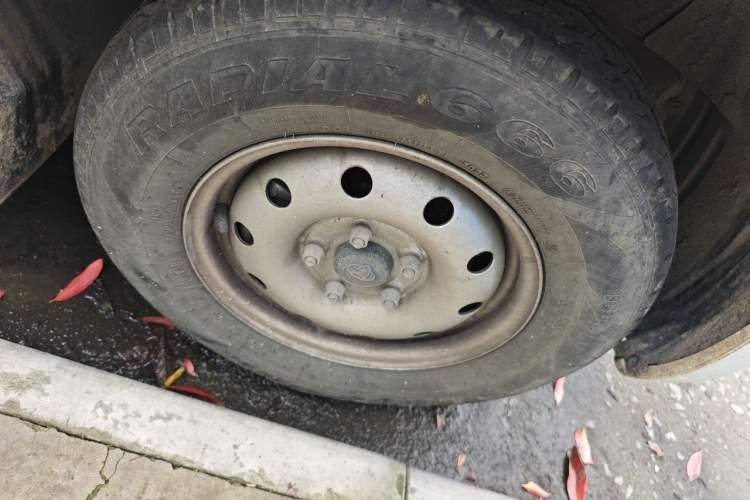 Used CHANGAN KAICHENG Ruixing M60 2023 1.5L GDI Elite-Class Passenger Vehicle 6/7 Seats Right Front Wheel Hub
