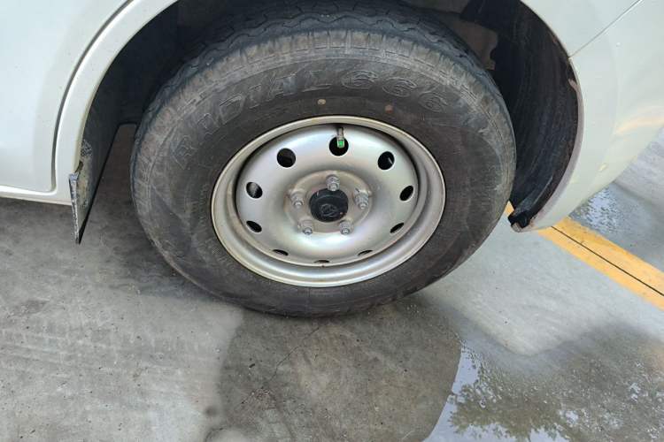 Used CHANGAN KAICHENG Ruixing M60 2023 1.5L GDI Base Model 2-Seat Van Right Front Wheel Hub