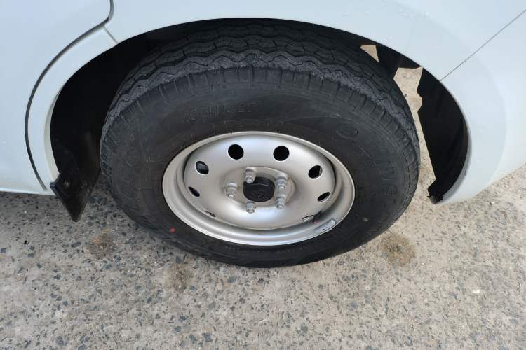 Used CHANGAN KAICHENG Ruixing M60 2023 1.5L GDI Comfort-Class Passenger Vehicle 6/7 Seats Right Front Wheel Hub