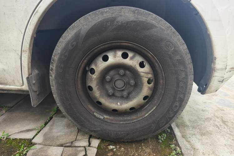 Used CHANGAN KAICHENG Ruixing M60 2023 1.6L CNG Comfort-Grade 6-Seater Passenger Vehicle Right Front Wheel Hub