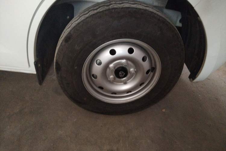 Used CHANGAN KAICHENG Ruixing M60 2023 1.5L GDI Comfort-Class Passenger Vehicle 6/7 Seats Right Front Wheel Hub