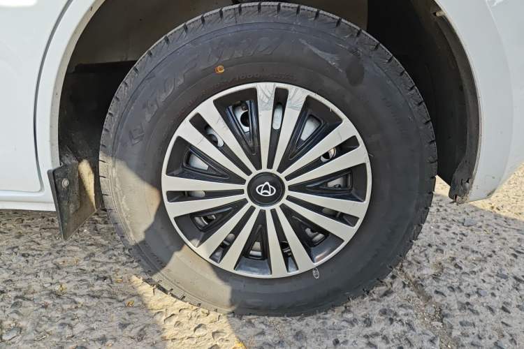 Used CHANGAN KAICHENG Ruixing M60 2023 1.5L GDI Comfort-Class Passenger Vehicle 6/7 Seats Right Front Wheel Hub