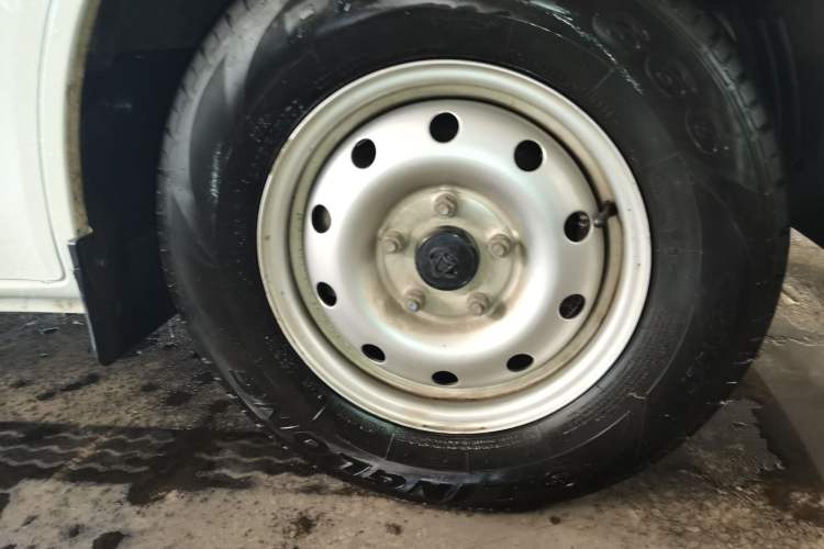 Used CHANGAN KAICHENG Ruixing M60 2023 1.6L CNG Comfort-Grade 6-Seater Passenger Vehicle Right Front Wheel Hub