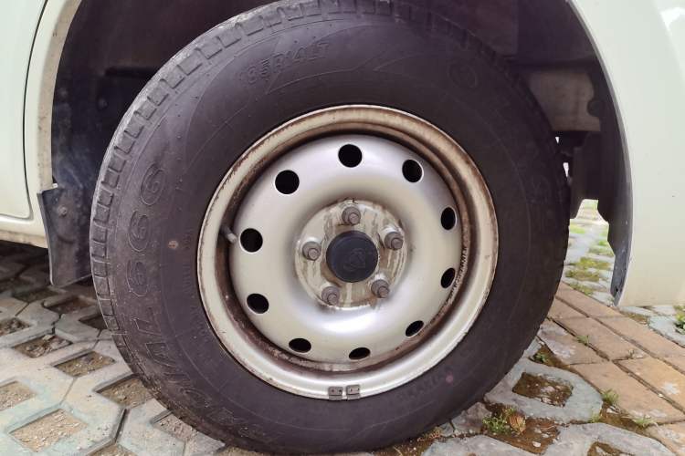 Used CHANGAN KAICHENG Ruixing M60 2023 1.5L GDI Comfort-Class Passenger Vehicle 6/7 Seats Right Front Wheel Hub