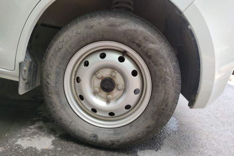 Used CHANGAN KAICHENG Ruixing M60 2023 1.5L GDI Comfort Van 2-Seater Right Front Wheel Hub