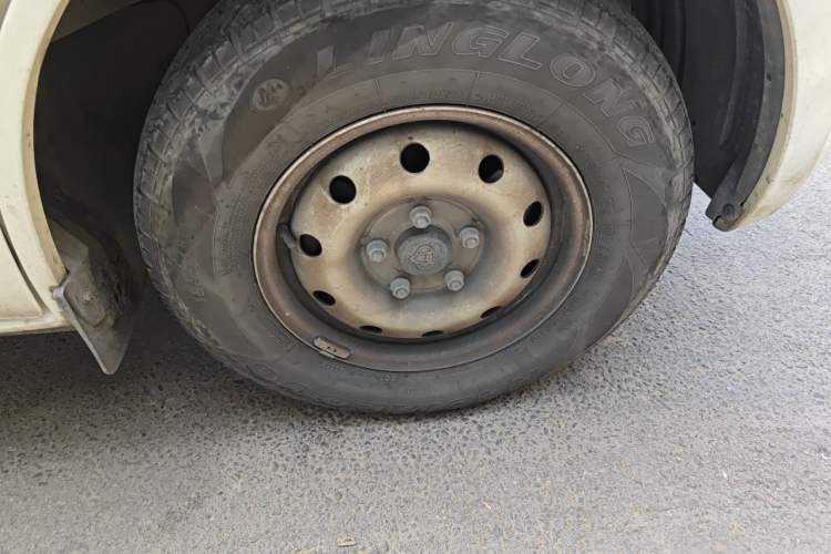 Used CHANGAN KAICHENG Ruixing M60 2023 1.6L CNG Comfort Van 2 Seats Right Front Wheel Hub
