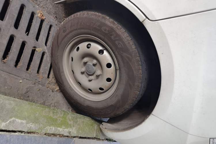 Used CHANGAN KAICHENG Ruixing M60 2023 1.6L CNG Comfort-Grade 6-Seater Passenger Vehicle Right Front Wheel Hub