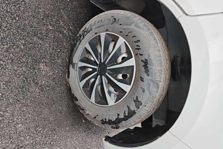 Used CHANGAN KAICHENG Ruixing M60 2023 1.5L GDI Comfort-Class Passenger Vehicle 6/7 Seats Right Front Wheel Hub