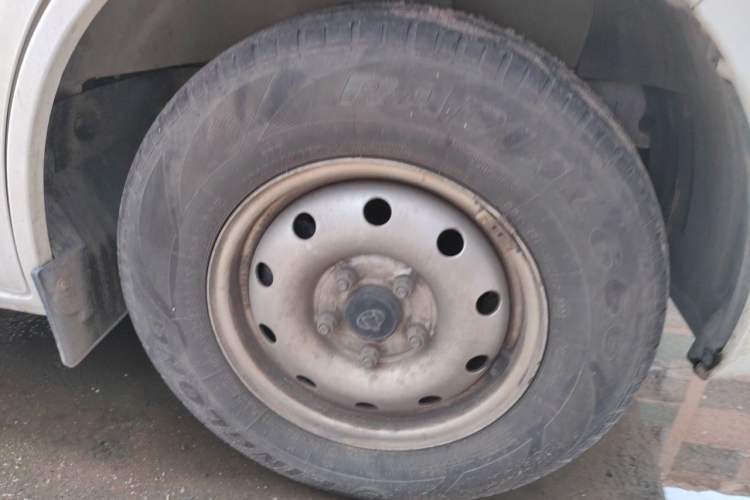 Used CHANGAN KAICHENG Ruixing M60 2023 1.6L CNG Comfort Van 2 Seats Right Front Wheel Hub