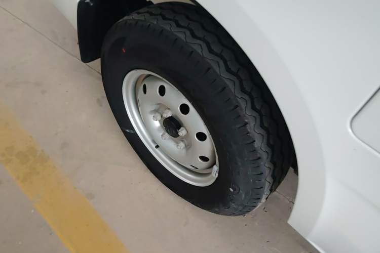 Used CHANGAN KAICHENG Ruixing M60 2023 1.5L GDI Comfort-Class Passenger Vehicle 6/7 Seats Right Rear Wheel Hub