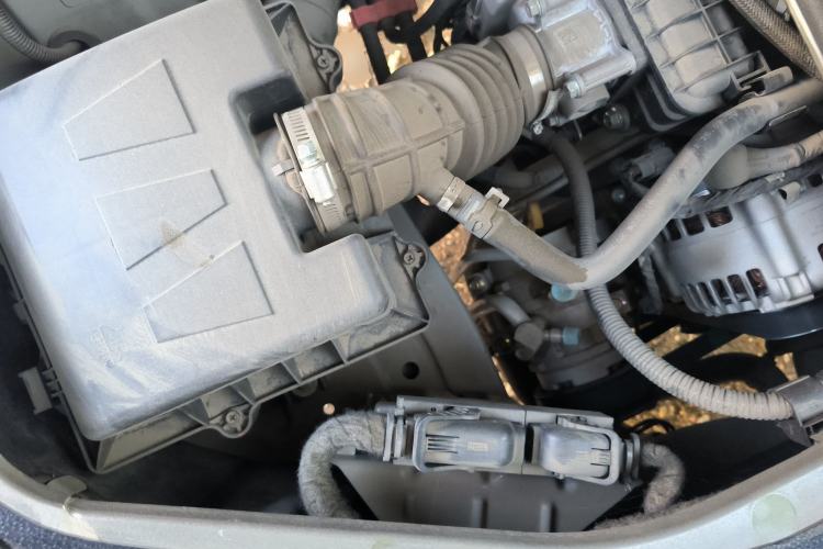Used CHANGAN KAICHENG Ruixing M60 2025 Model, 1.6L CNG, 120L Gas Cylinder, Comfortable 6-Seater Passenger Van Engine Bay