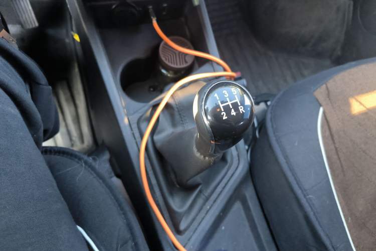 Used CHANGAN KAICHENG Ruixing M60 2025 Model, 1.6L CNG, 120L Gas Cylinder, Comfortable 6-Seater Passenger Van Gear Lever
