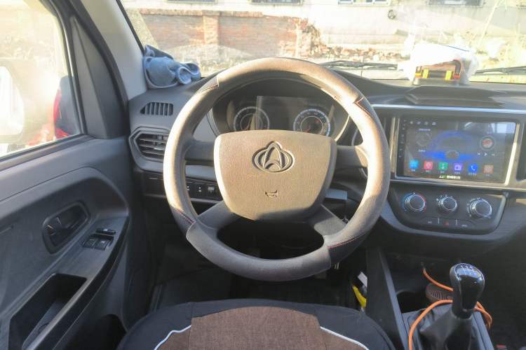Used CHANGAN KAICHENG Ruixing M60 2025 Model, 1.6L CNG, 120L Gas Cylinder, Comfortable 6-Seater Passenger Van Steering Wheel