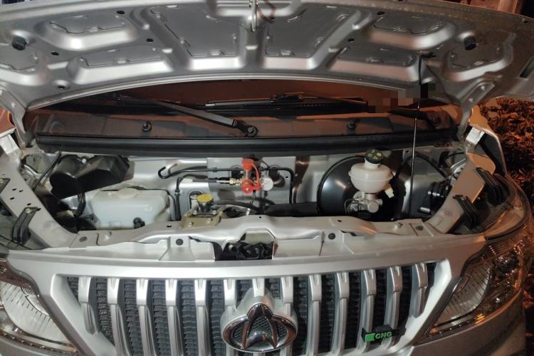 Used CHANGAN KAICHENG Ruixing M60 2025 Model, 1.6L CNG, 120L Gas Cylinder, Comfortable 6-Seater Passenger Van Engine Bay