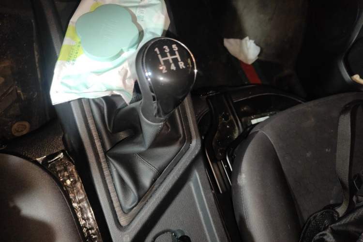 Used CHANGAN KAICHENG Ruixing M60 2025 Model, 1.6L CNG, 120L Gas Cylinder, Comfortable 6-Seater Passenger Van Gear Lever