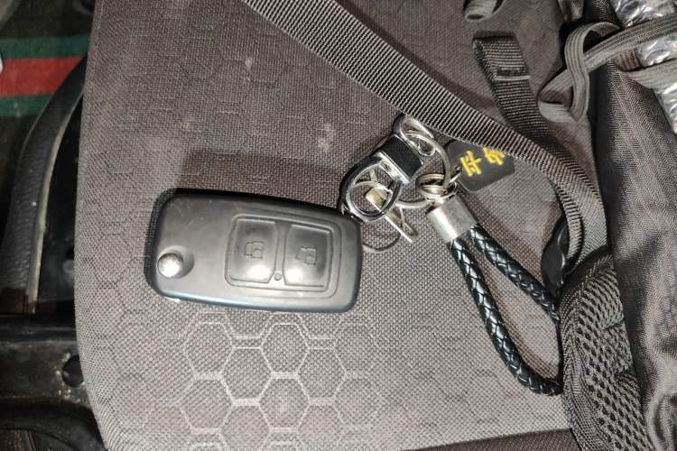 Used CHANGAN KAICHENG Ruixing M60 2025 Model, 1.6L CNG, 120L Gas Cylinder, Comfortable 6-Seater Passenger Van Vehicle Key