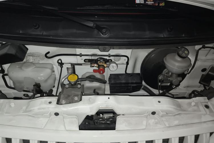 Used CHANGAN KAICHENG Ruixing M60 2025 Model, 1.6L CNG, 120L Gas Cylinder, Comfortable 6-Seater Passenger Van Engine Bay
