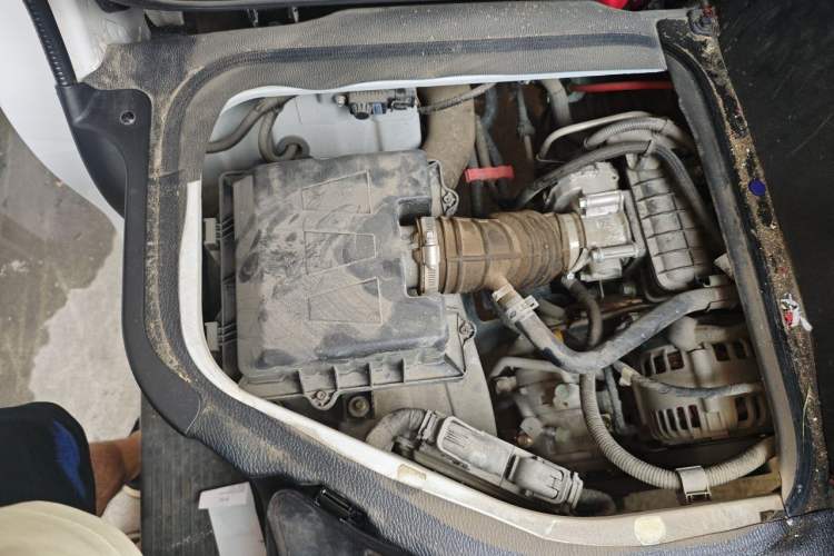 Used CHANGAN KAICHENG Ruixing M60 2025 Model, 1.6L CNG, 120L Gas Cylinder, Comfortable 6-Seater Passenger Van Engine Bay Right