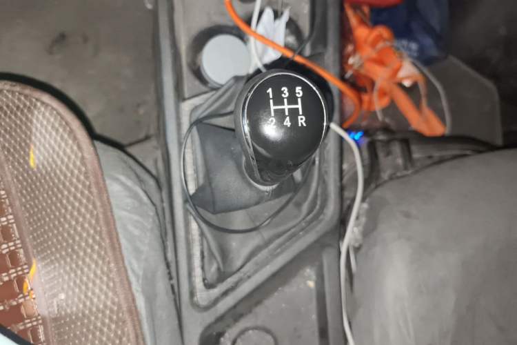 Used CHANGAN KAICHENG Ruixing M60 2025 Model, 1.6L CNG, 120L Gas Cylinder, Comfortable 6-Seater Passenger Van Gear Lever