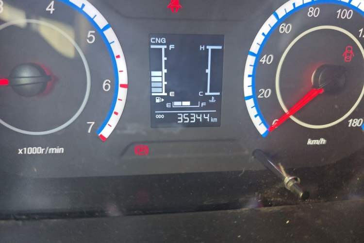 Used CHANGAN KAICHENG Ruixing M60 2025 Model, 1.6L CNG, 120L Gas Cylinder, Comfortable 6-Seater Passenger Van Odometer Close Up