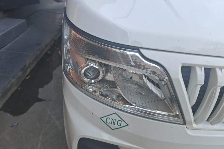 Used CHANGAN KAICHENG Ruixing M60 2025 Model, 1.6L CNG, 120L Gas Cylinder, Comfortable 6-Seater Passenger Van Right Front Headlight