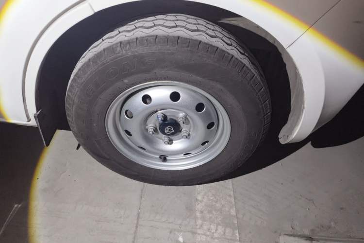 Used CHANGAN KAICHENG Ruixing M60 2025 Model, 1.6L CNG, 120L Gas Cylinder, Comfortable 6-Seater Passenger Van Right Front Wheel Hub