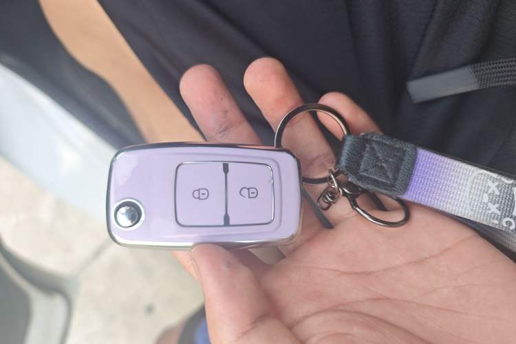 Used CHANGAN KAICHENG Ruixing M60 2025 Model, 1.6L CNG, 120L Gas Cylinder, Comfortable 6-Seater Passenger Van Vehicle Key