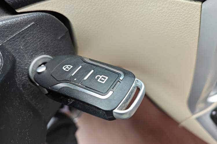 Used CHANGAN KAICHENG Ruixing M70 2017 1.5L Comfort-Style Liftback Door DAM15DL Vehicle Key