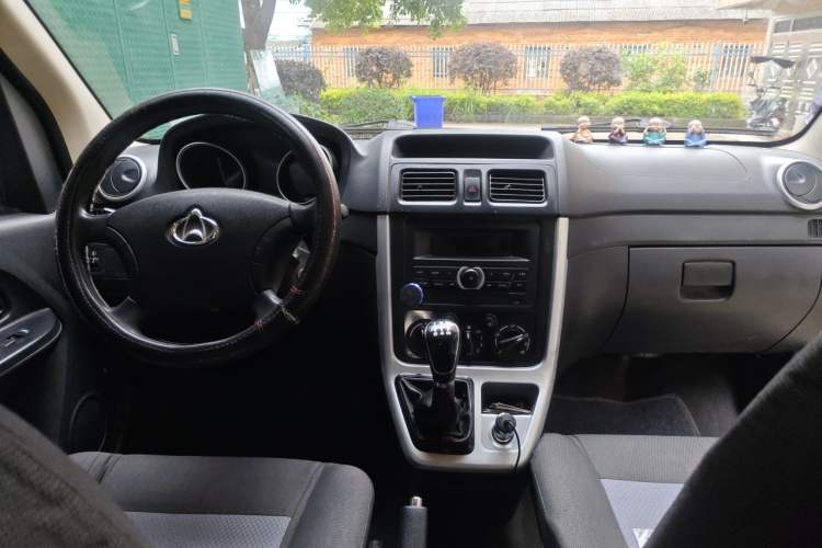 Used CHANGAN KAICHENG Ruixing M70 2019 1.5L Comfort Version 6-Seater China VI Standard Flat Roof Liftback Doors – DAM15KL Center Console
