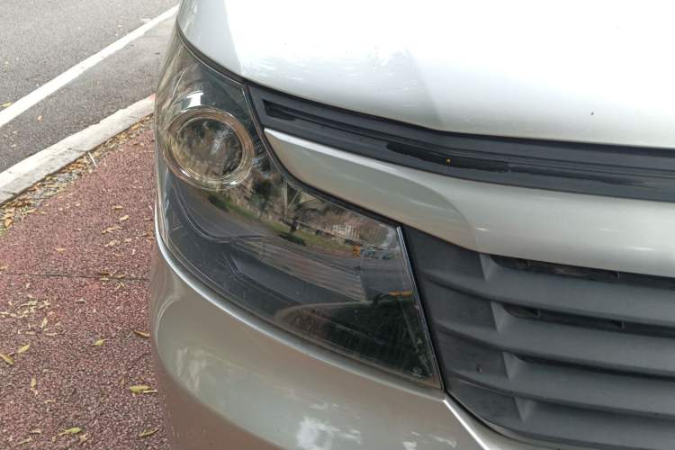 Used CHANGAN KAICHENG Ruixing M70 2019 1.5L Comfort Version 6-Seater China VI Standard Flat Roof Liftback Doors – DAM15KL Right Front Headlight