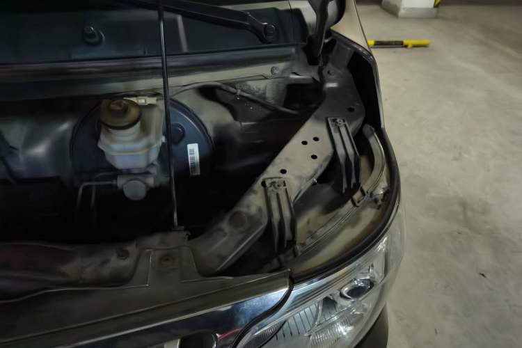 Used CHANGAN KAICHENG Ruixing M80 2014 1.5L Comfort Model 4G15S Engine Bay Left