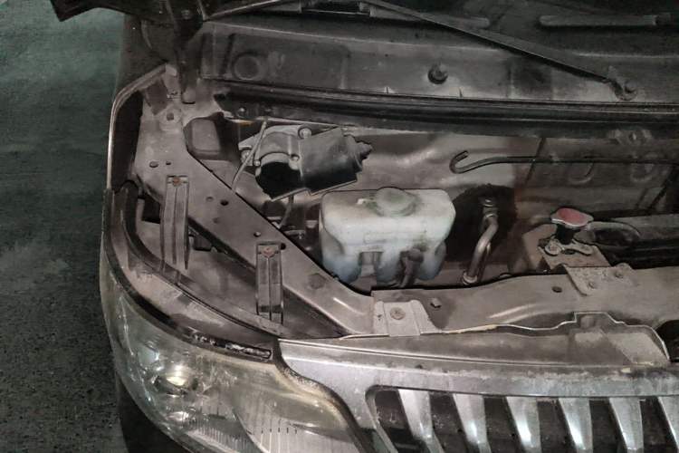 Used CHANGAN KAICHENG Ruixing M80 2014 1.5L Comfort Model 4G15S Engine Bay Right