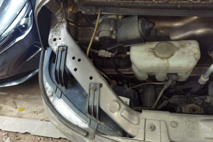 Used CHANGAN KAICHENG Ruixing M80 2014 1.5L Comfort Model 4G15S Engine Bay Right