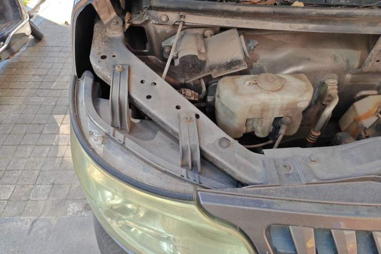 Used CHANGAN KAICHENG Ruixing M80 2014 1.5L Comfort Model 4G15S Engine Bay Right
