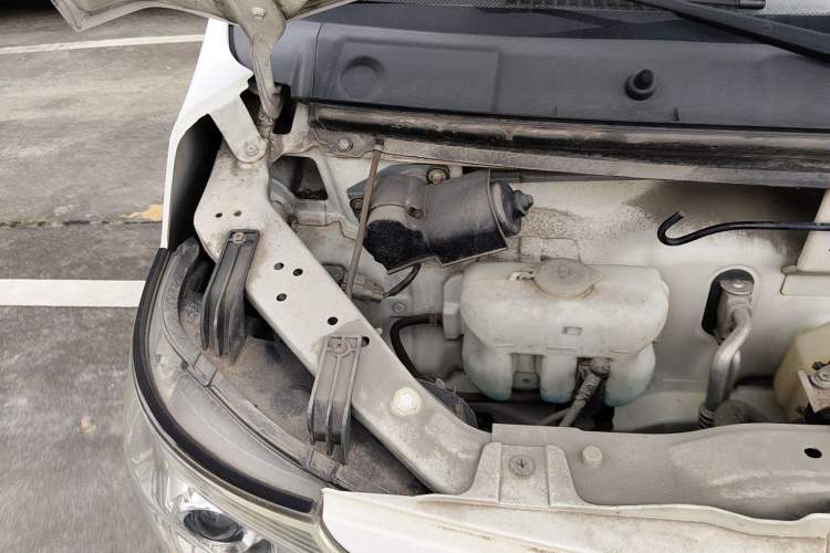 Used CHANGAN KAICHENG Ruixing M80 2014 1.5L Comfort Model 4G15S Engine Bay Right