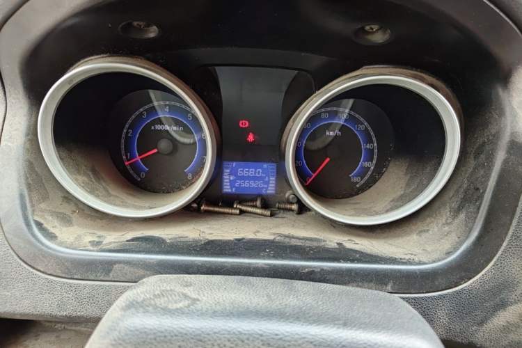 Used CHANGAN KAICHENG Ruixing M80 2014 1.5L Standard Version 4G15S Odometer Close Up