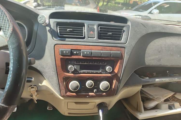 Used CHANGAN KAICHENG Ruixing M80 2018 1.5L Facelift Basic Model CNG Van Flat Roof Back-Hinged Doors 4G15S Audio And AC Panel