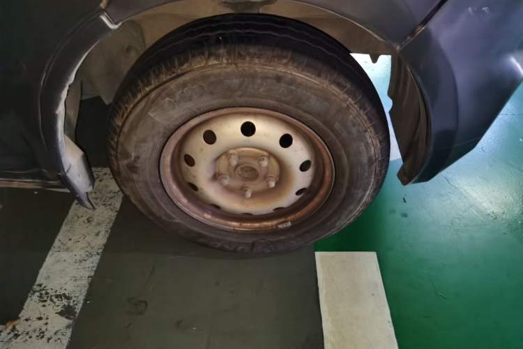 Used CHANGAN KAICHENG Ruixing M80 2018 1.5L Base Model Van Semi-Blind Window Flat Roof Rear-Hinged Doors 4G15S Right Front Wheel Hub