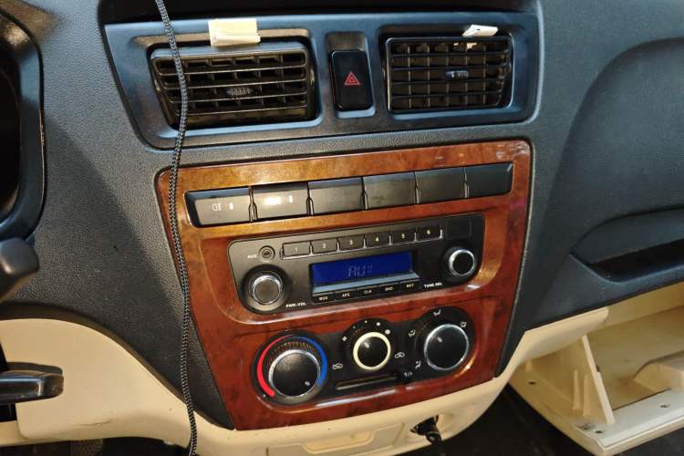 Used CHANGAN KAICHENG Ruixing M80 2018 1.5L Base Model Van Semi-Blind Window Flat Roof Rear-Hinged Doors 4G15S Audio And AC Panel
