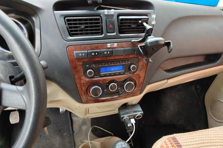 Used CHANGAN KAICHENG Ruixing M80 2018 1.5L Restyled Comfort Model CNG Van Flat Roof Back-Hinged Doors 4G15S Audio And AC Panel