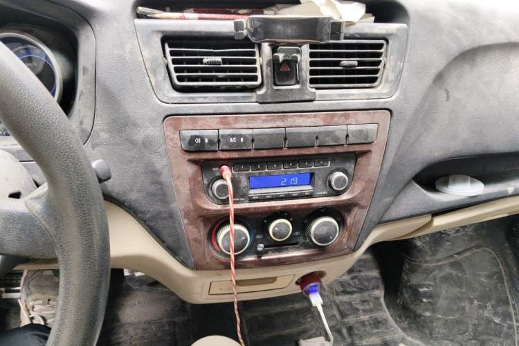 Used CHANGAN KAICHENG Ruixing M80 2018 1.5L Base Model Van Semi-Blind Window Flat Roof Rear-Hinged Doors 4G15S Audio And AC Panel