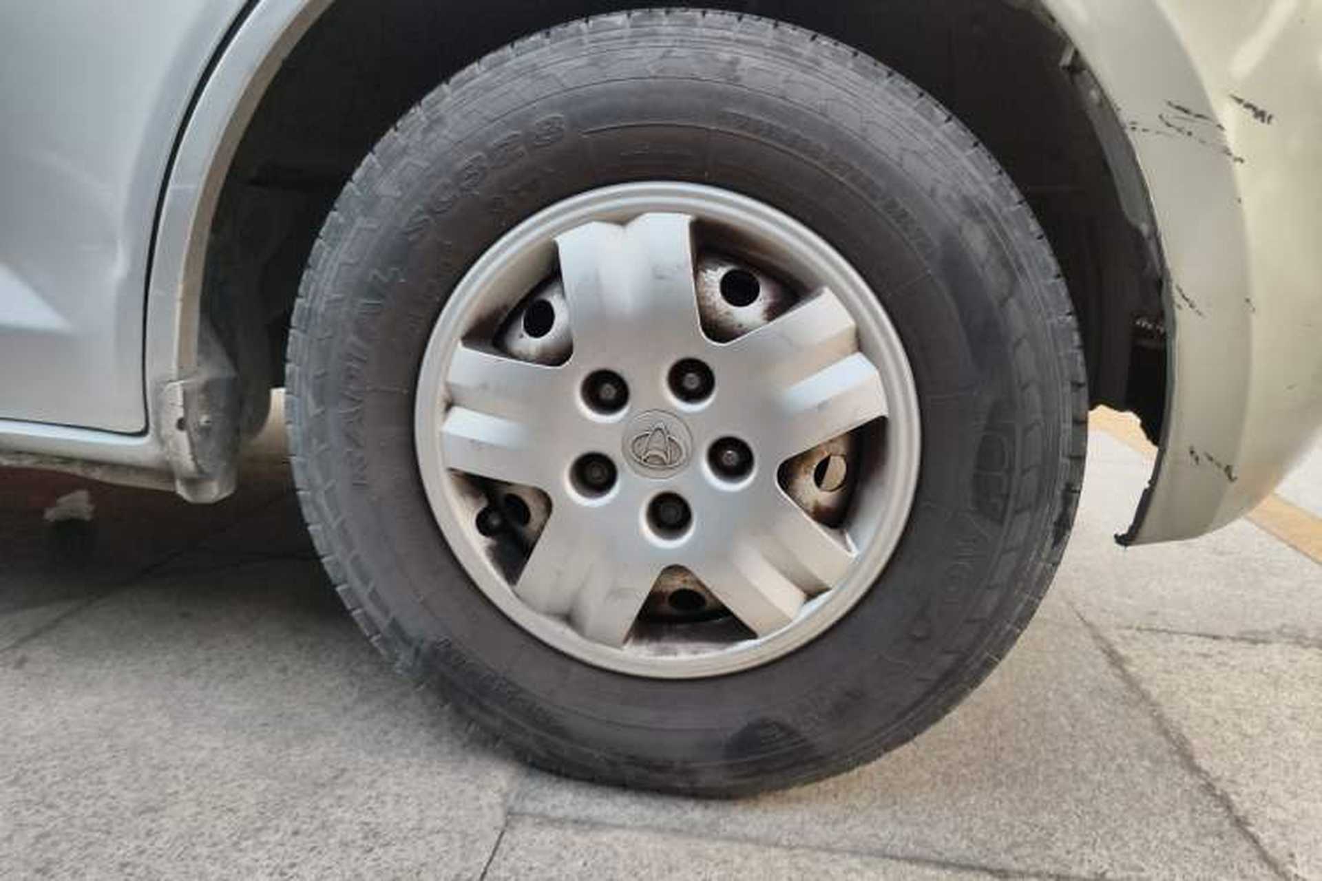 Used CHANGAN KAICHENG Ruixing M80 2018 1.5L Base Model Van Semi-Blind Window Flat Roof Rear-Hinged Doors 4G15S Right Front Wheel Hub