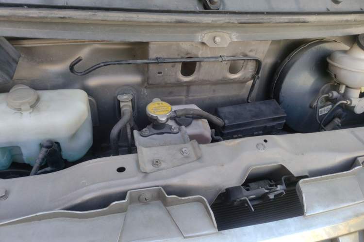 Used CHANGAN KAICHENG Ruixing M80 2019 1.5L Comfort Edition 4-Seater Single-Steaming Air Conditioner China VI Standard Flat Roof Dual-Swing Doors – DAM15KR Engine Bay