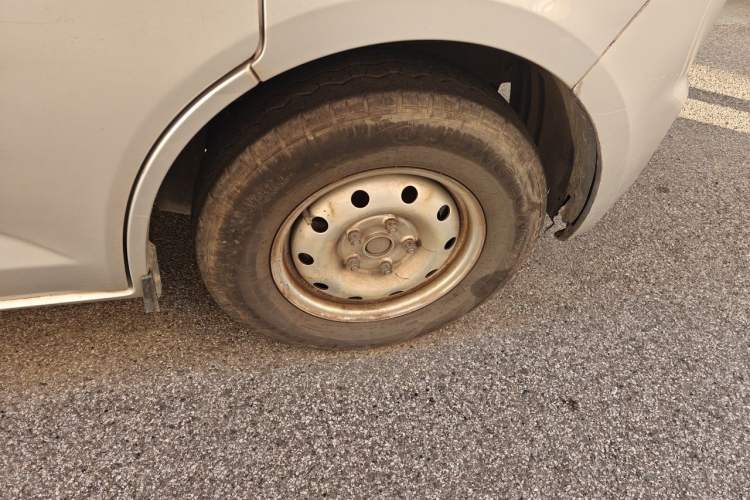 Used CHANGAN KAICHENG Ruixing M80 2019 1.5L Base Version 2-Seater Single-Steamed Air Conditioning China VI Standard Flat Roof Rear-Hinged Doors DAM15KR Right Front Wheel Hub
